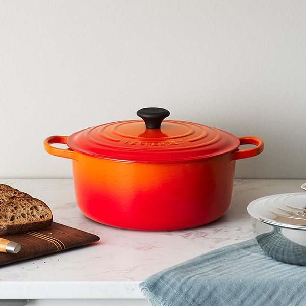 Dutch Oven: One-Pot Recipes and Family Gatherings