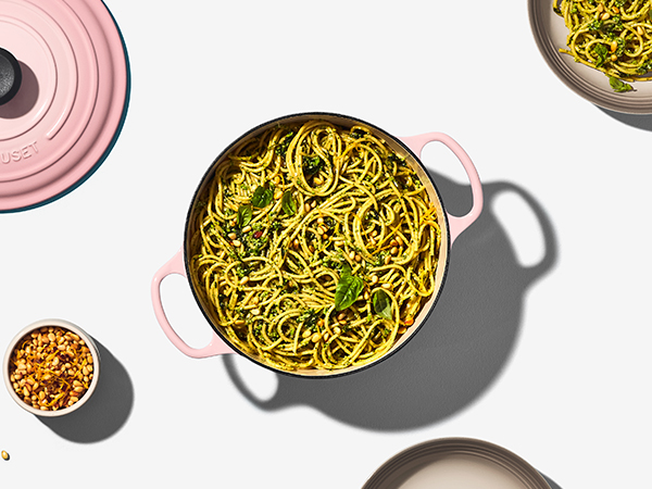 Pâtes au pesto avec basilic, brocoli et épinards