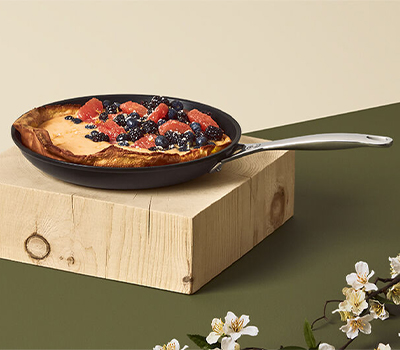 Crêpes à la danoise sucrées avec fruits frais et crème aux agrumes