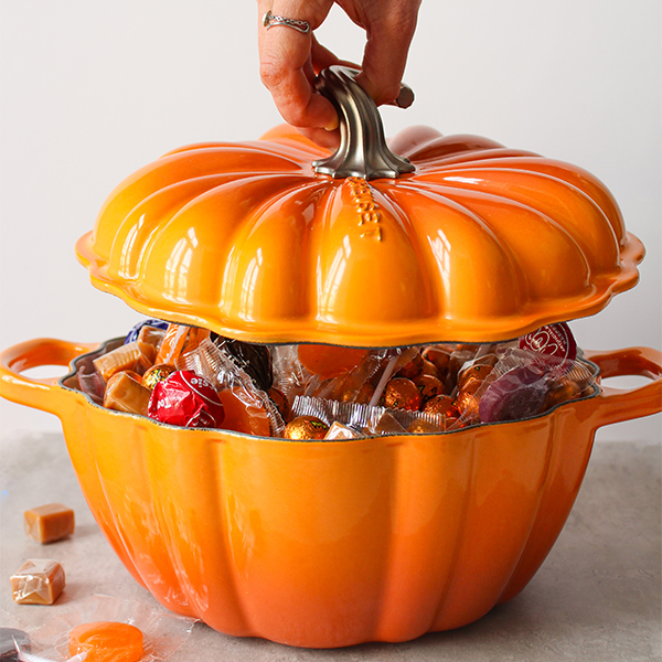 https://www.lecreuset.ca/on/demandware.static/-/Sites-LeCreuset_CA-Library/default/dw29e55cf3/images/2023/fall-favourite-the-pumpkin-cocotte/img-4.jpg