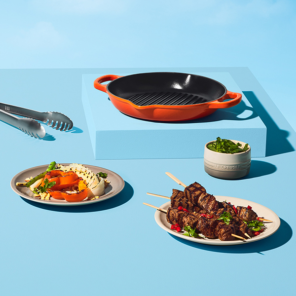 Brochettes de steak et de légumes estivaux avec sauce soya, arachides et coriandre