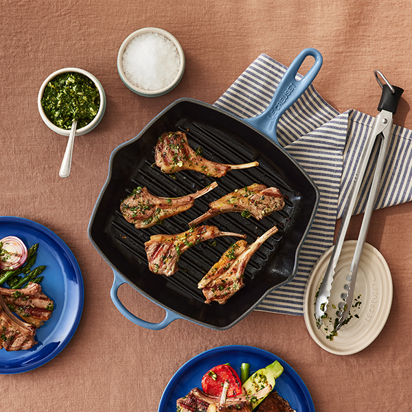 Côtelettes d’agneau grillées avec légumes printaniers et chimichurri