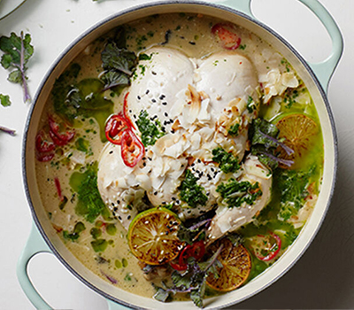 Poulet entier poché en bouillon de noix de coco