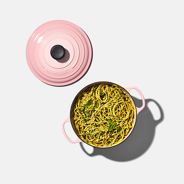 Pâtes au pesto avec basilic, brocoli et épinards