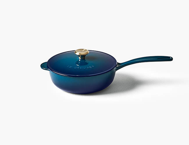 Nouveautés Le Creuset! 💙 Nouvelle couleur : Agave Nouveau bouton doré  Agave est un mélange de bleu et de vert appliqué en dégradé ce qui …