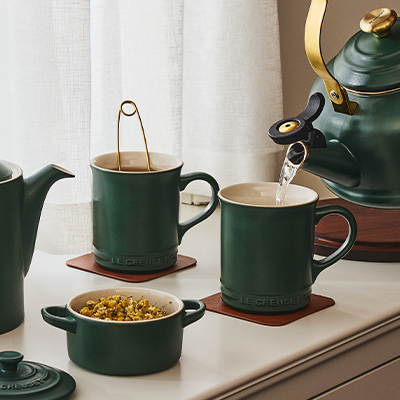 Achetez pour 500 $ de produits Forêt et recevez un ensemble de quatre tasses classiques de la même couleur gratuit