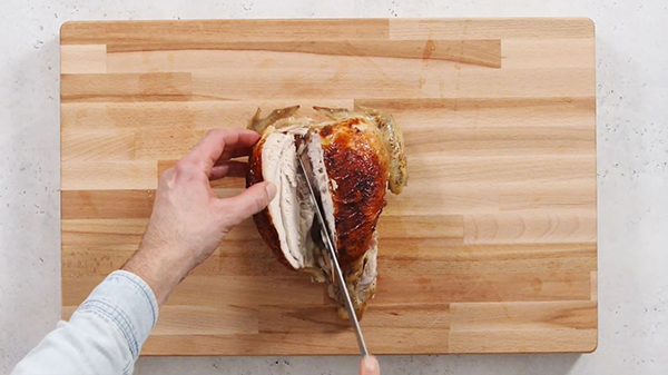 Comment découper un poulet rôti