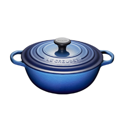 Nouveautés Le Creuset! 💙 Nouvelle couleur : Agave Nouveau bouton doré  Agave est un mélange de bleu et de vert appliqué en dégradé ce qui …