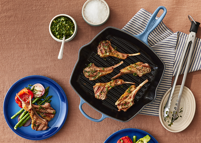 Côtelettes d’agneau grillées avec légumes printaniers et chimichurri