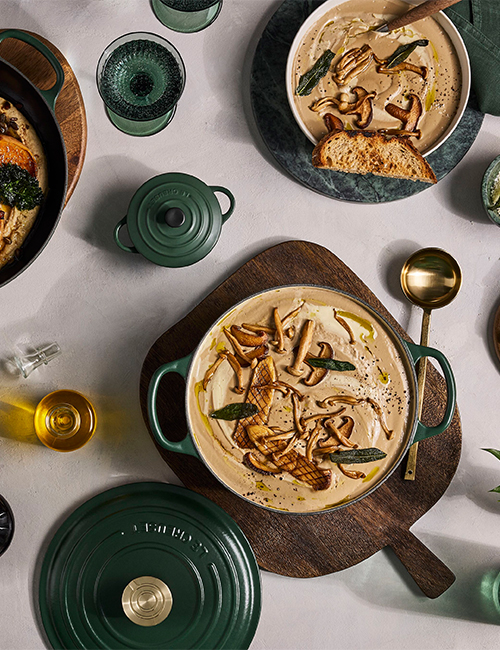 Gathering table with Forêt cookware