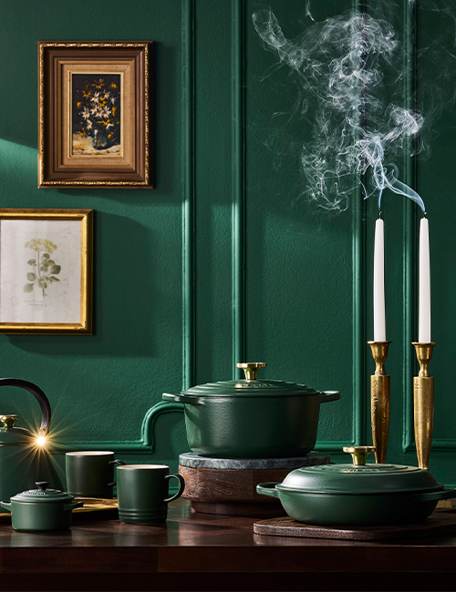 Green kitchen with Forêt cookware