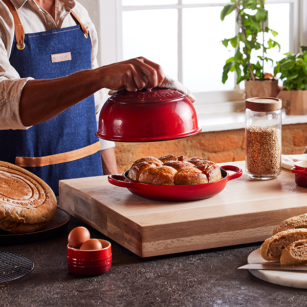 https://www.lecreuset.ca/on/demandware.static/-/Sites-LeCreuset_CA-Library/default/dwe3bd1730/images/2023/why-use-enamelled-cast-iron-cookware/baking.jpg