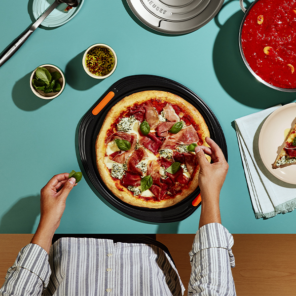 Pizza aux herbes et au prosciutto avec sauce tomate maison