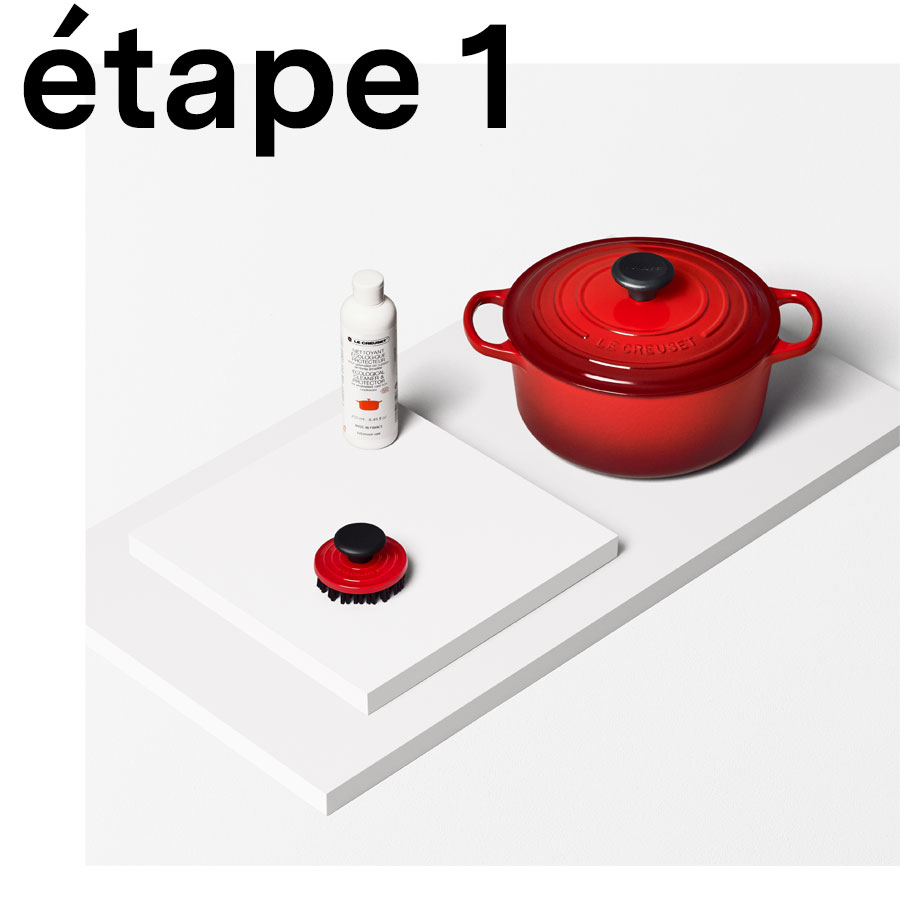 Appliquez le nettoyant pour la fonte Le Creuset sur la surface au moyen d’une serviette de papier.