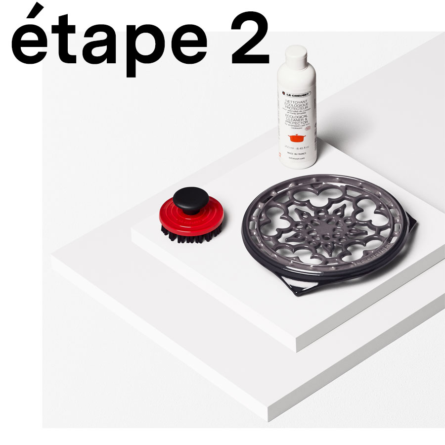 Frottez vigoureusement pour éliminer toutes les croûtes tenaces! Frottez vigoureusement pour éliminer toutes les croûtes tenaces!