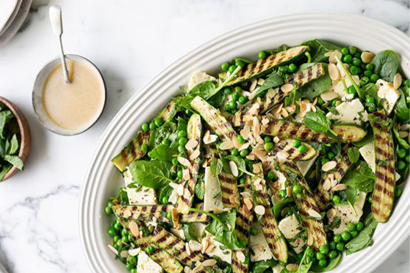 Salade d'épinards avec courgettes grillées, petits pois, feta et menthe