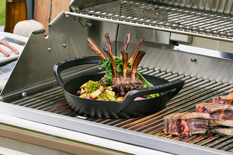 Rôti d'agneau grillé en couronne avec légumes