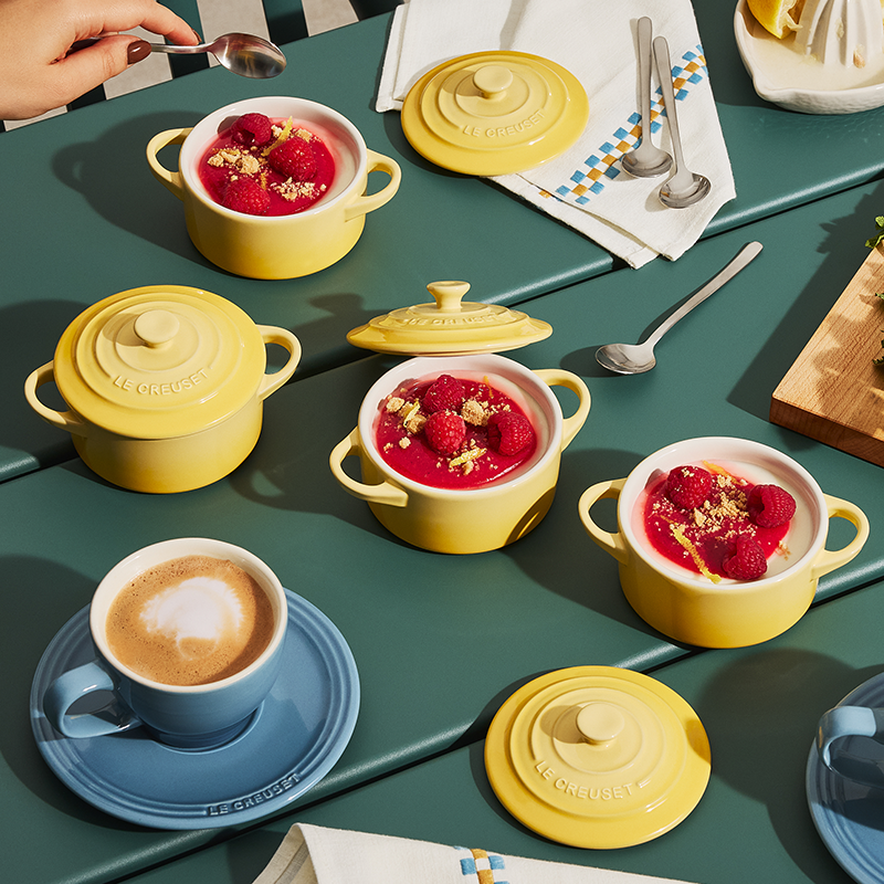 round casserole le creuset covered casserole dish
