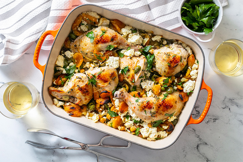 Poulet rôti aux abricots et aux olives avec pois chiches et feta