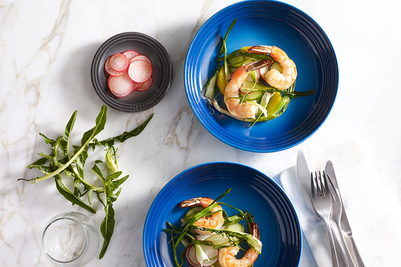 Crevettes avec salade de concombre et de radis