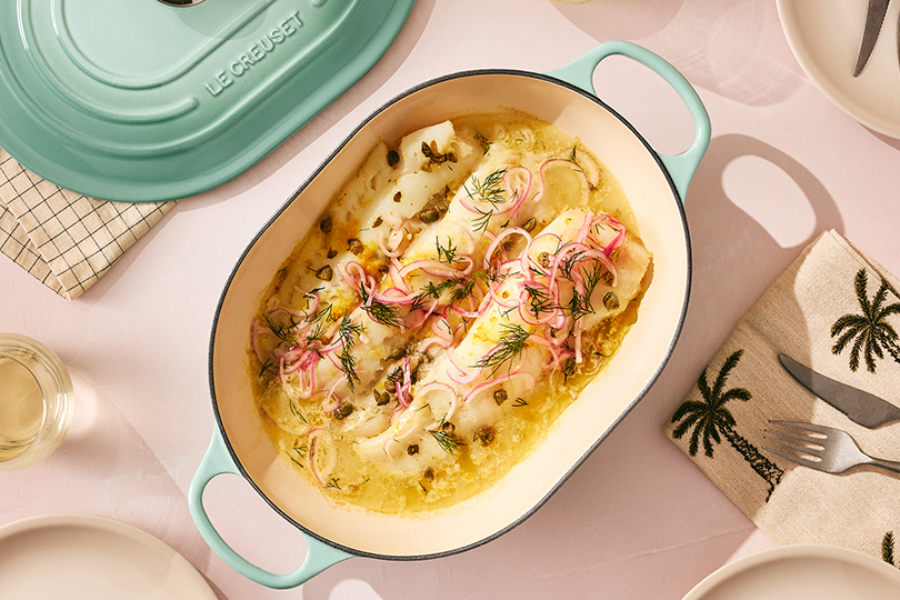 Filets de poisson au beurre et au citron, garniture d’oignon rouge mariné à l’aneth