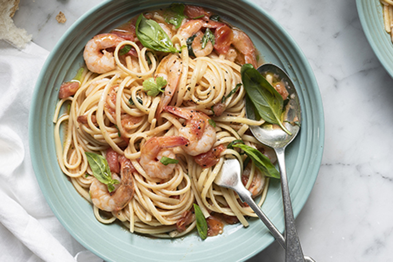 Linguine with Herbed Shrimps in a Fresh Tomato & Garlic Sauce